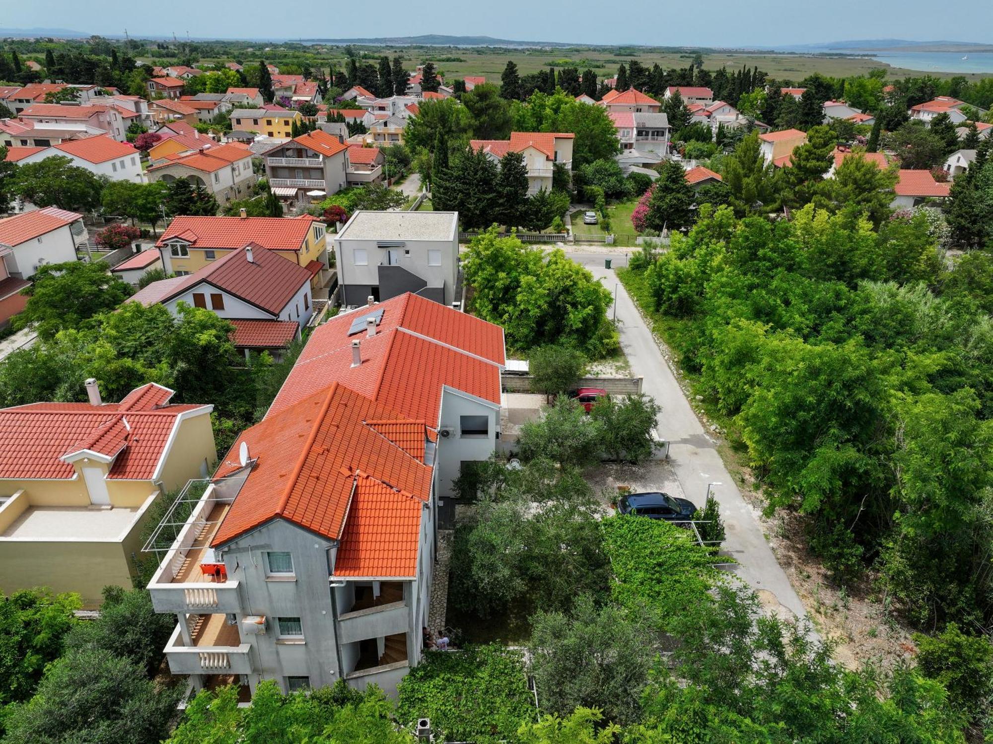 Apartments Kika Nin Esterno foto